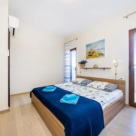 Aquamarine Deluxe Penthouse * Petrcane