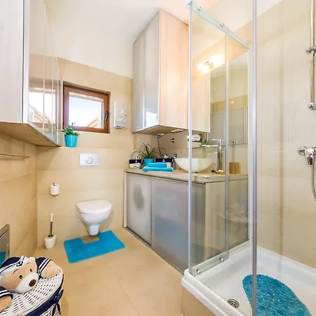 Aquamarine Deluxe Penthouse Petrcane